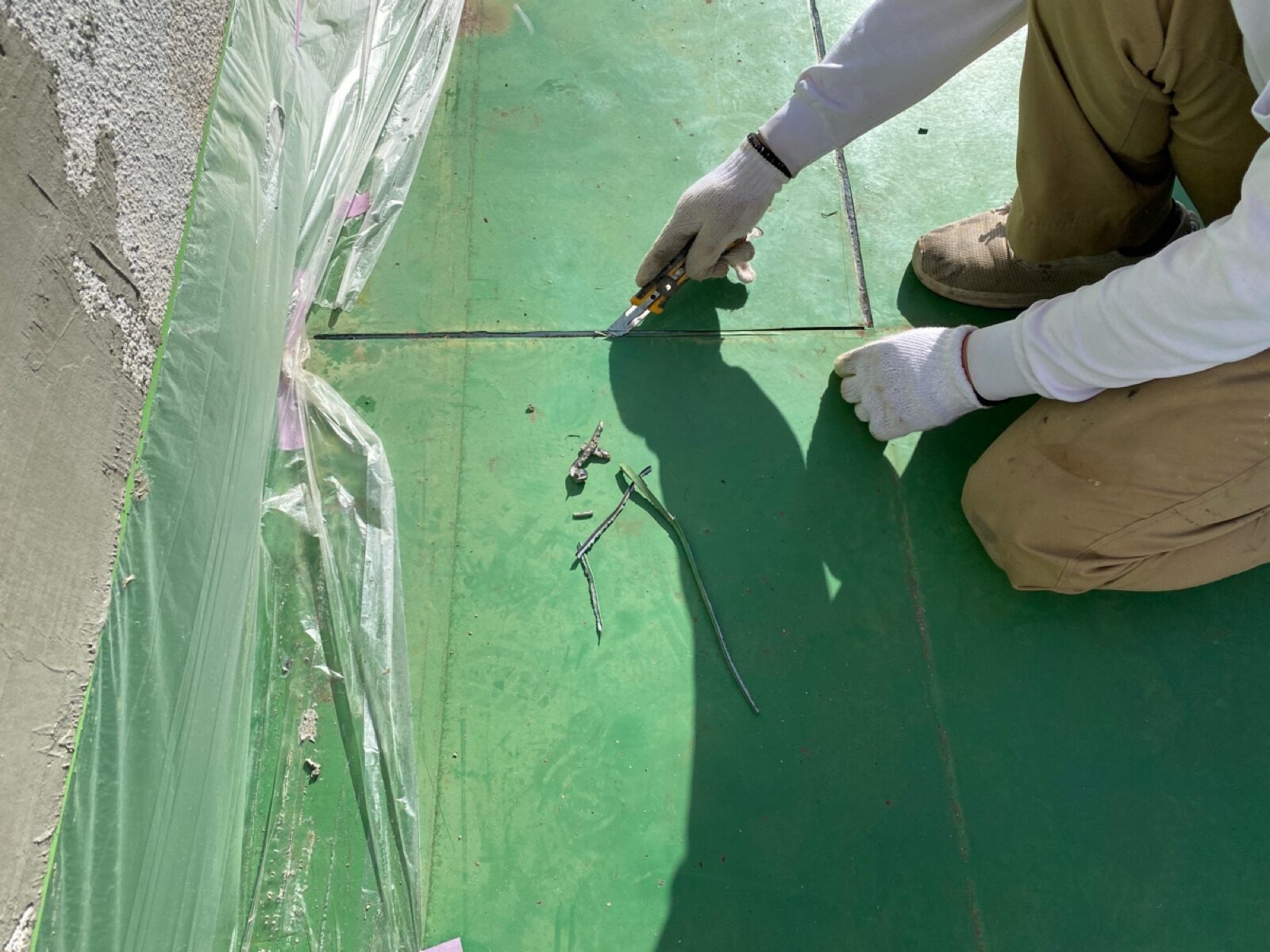 屋上防水目地　旧コーキング材撤去作業