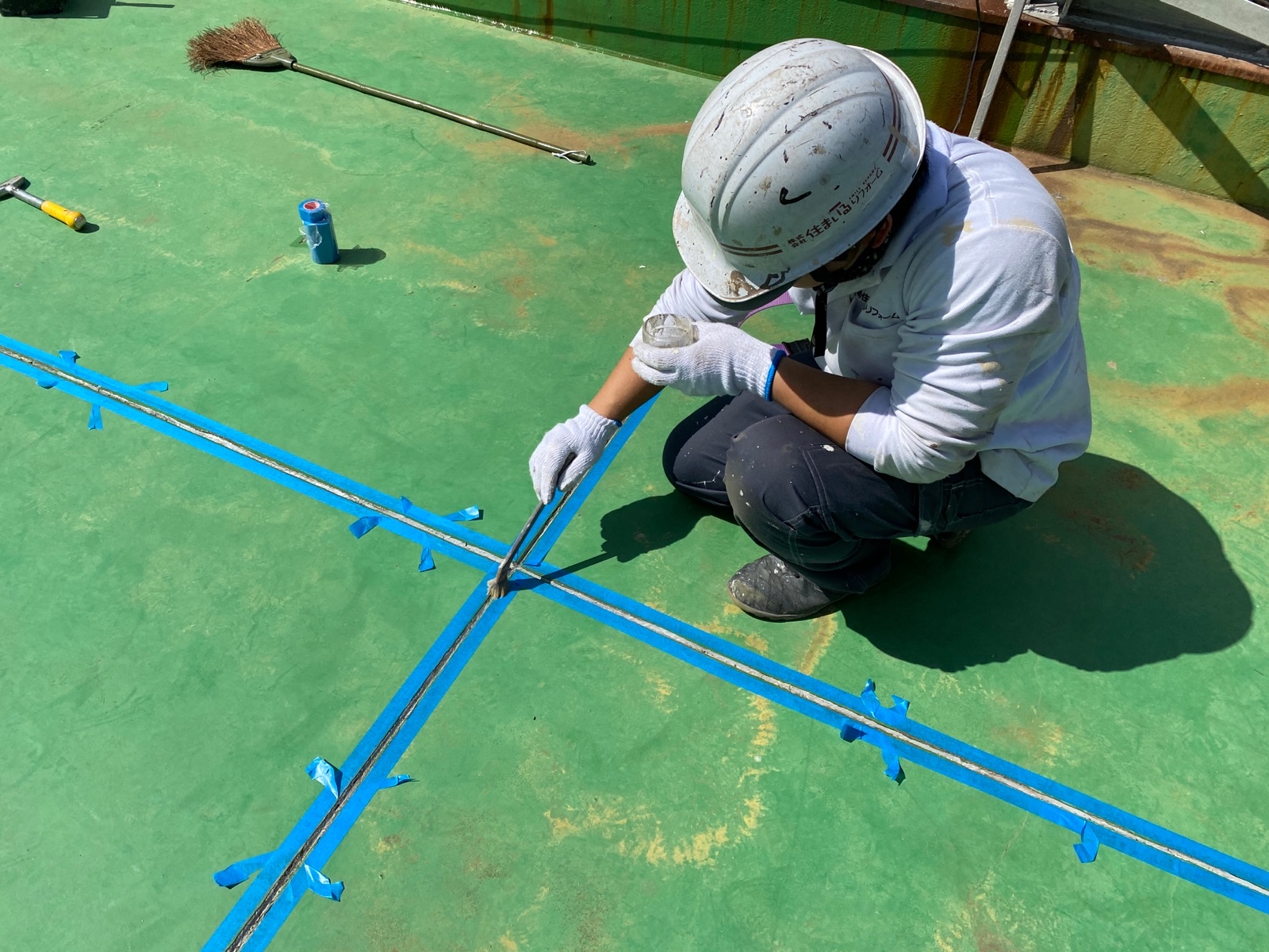 屋上防水目地　専用プライマー塗布作業