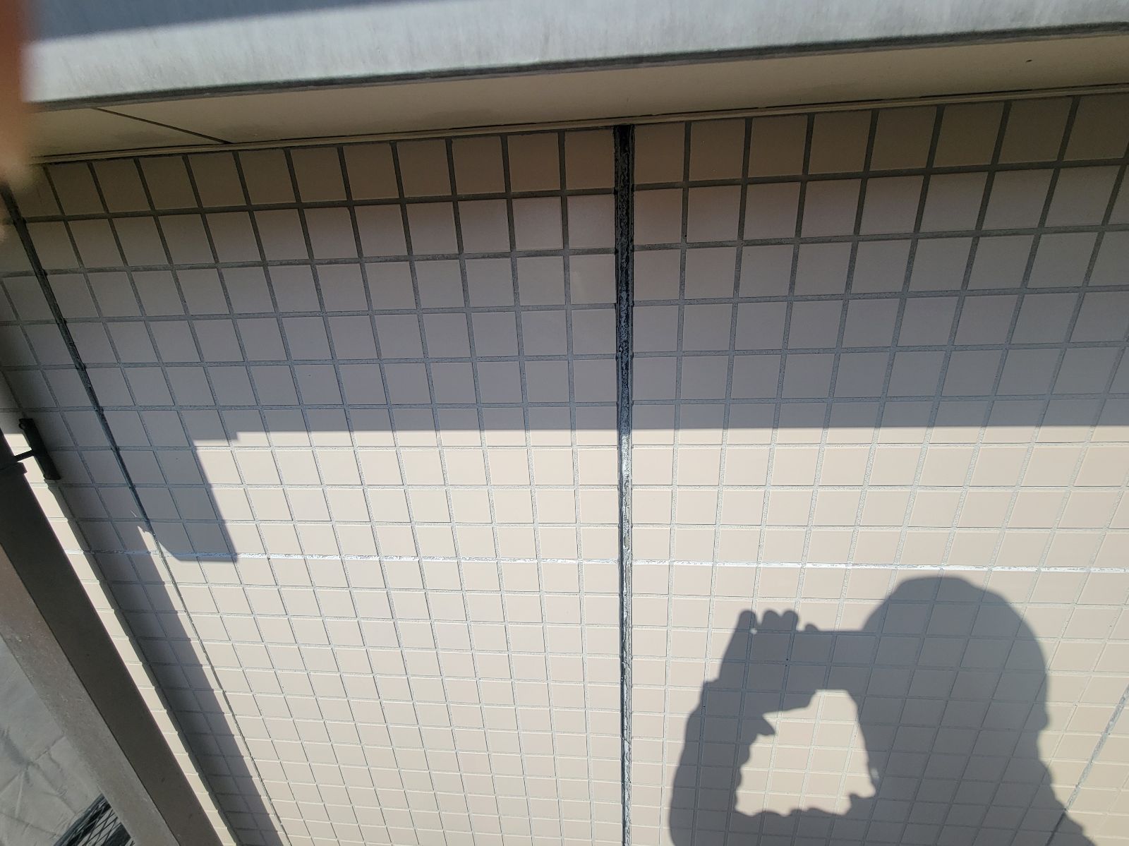 外壁タイル旧コーキング目地部撤去後