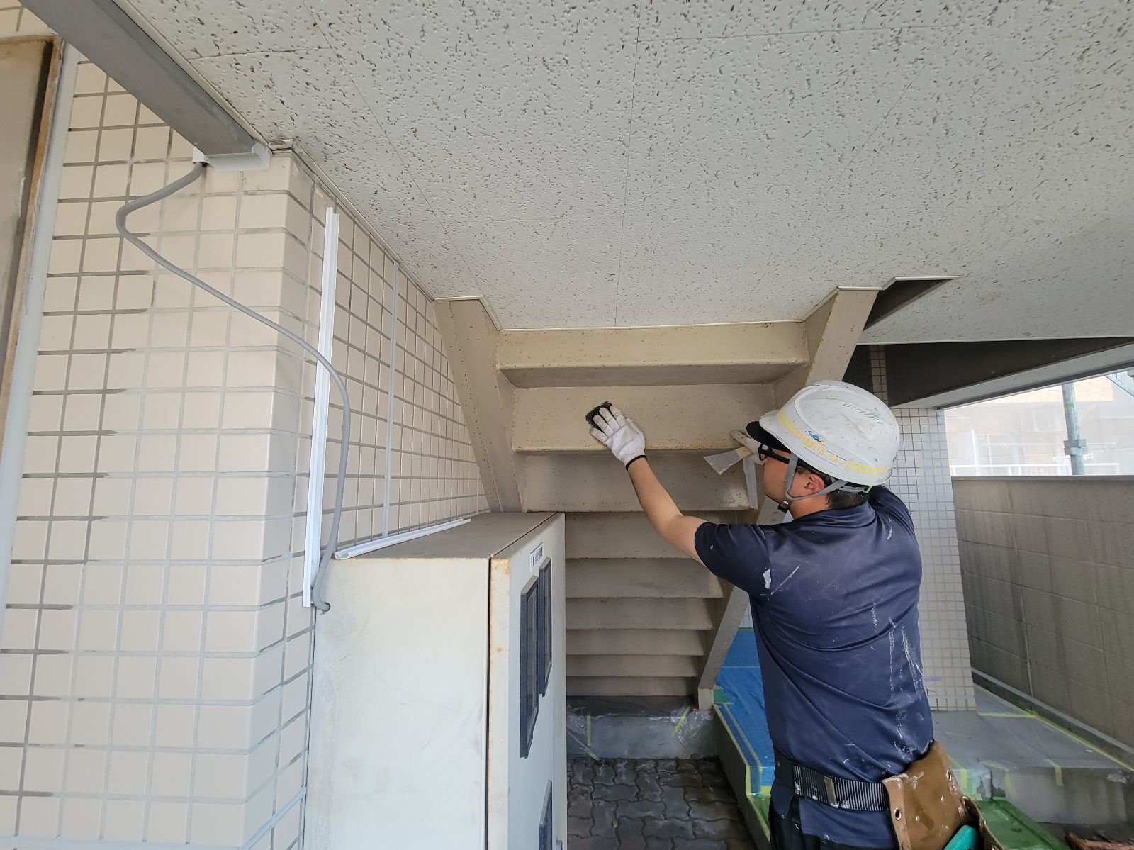階段研磨作業