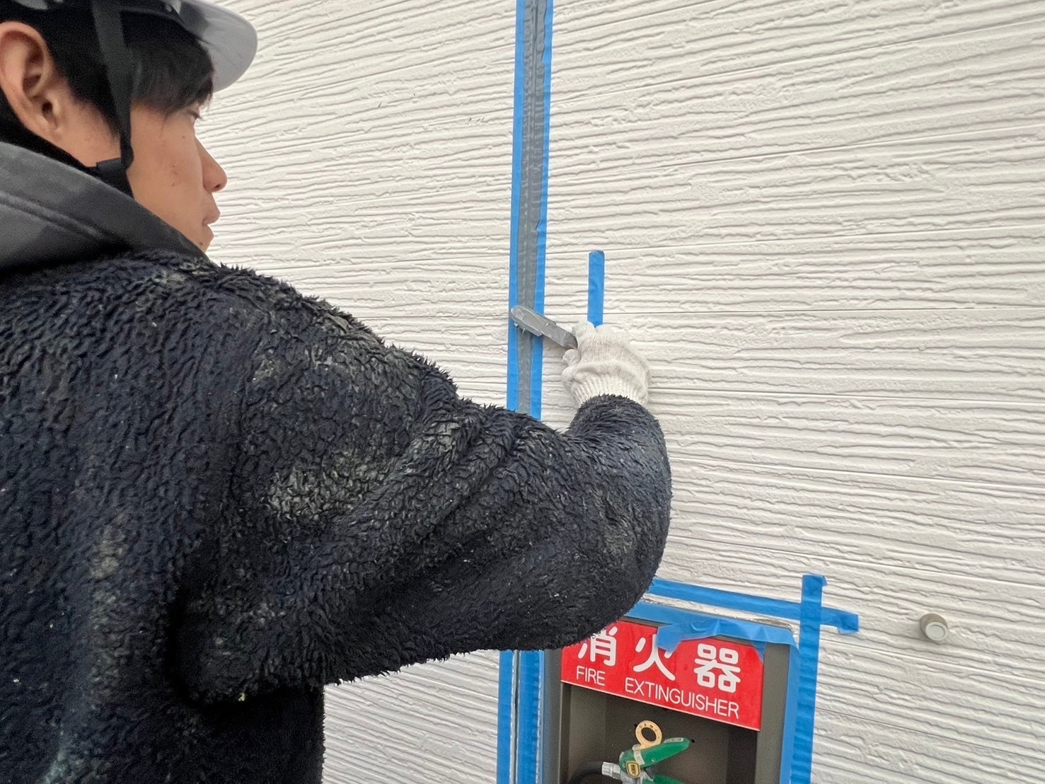 外壁コーキング目地ならし作業