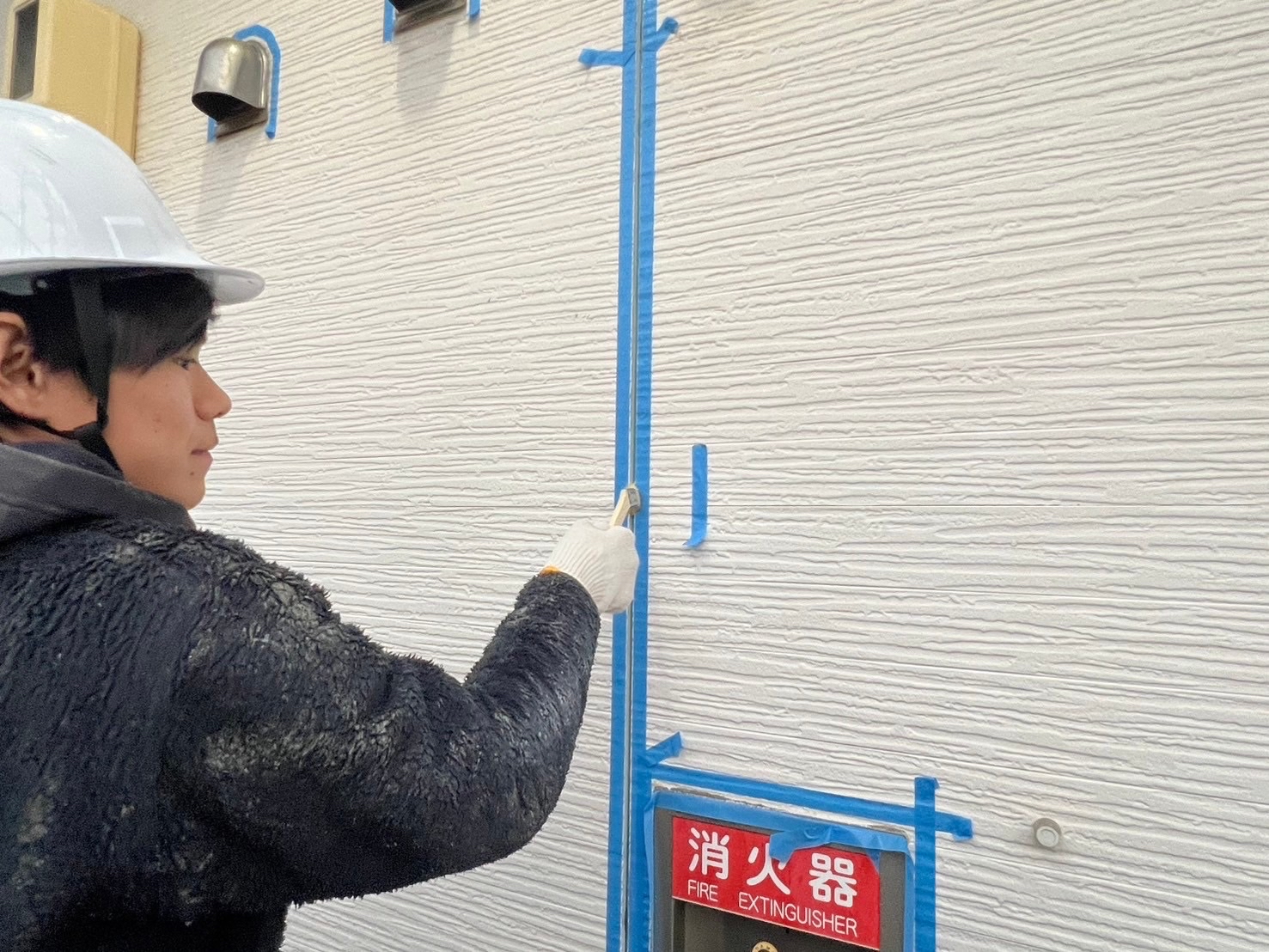 外壁コーキング目地部専用プライマー塗布作業