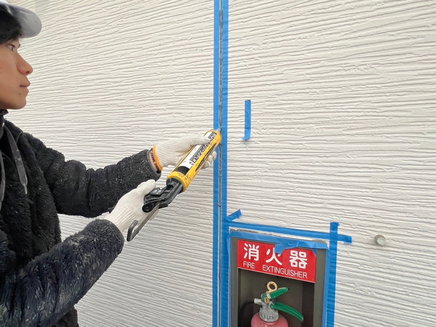 外壁コーキング目地充填作業