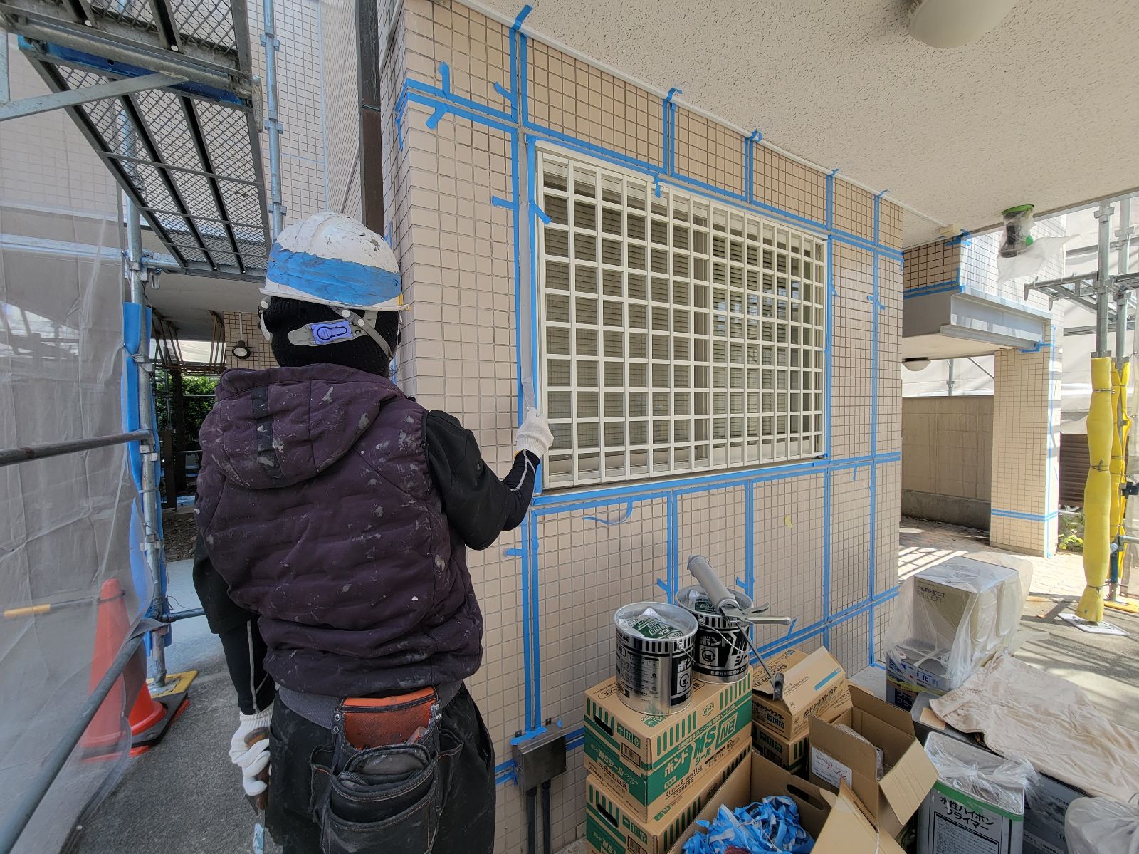 窓枠コーキングならし作業