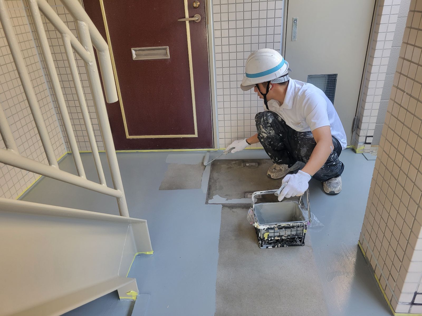 共用通路床中塗り塗装