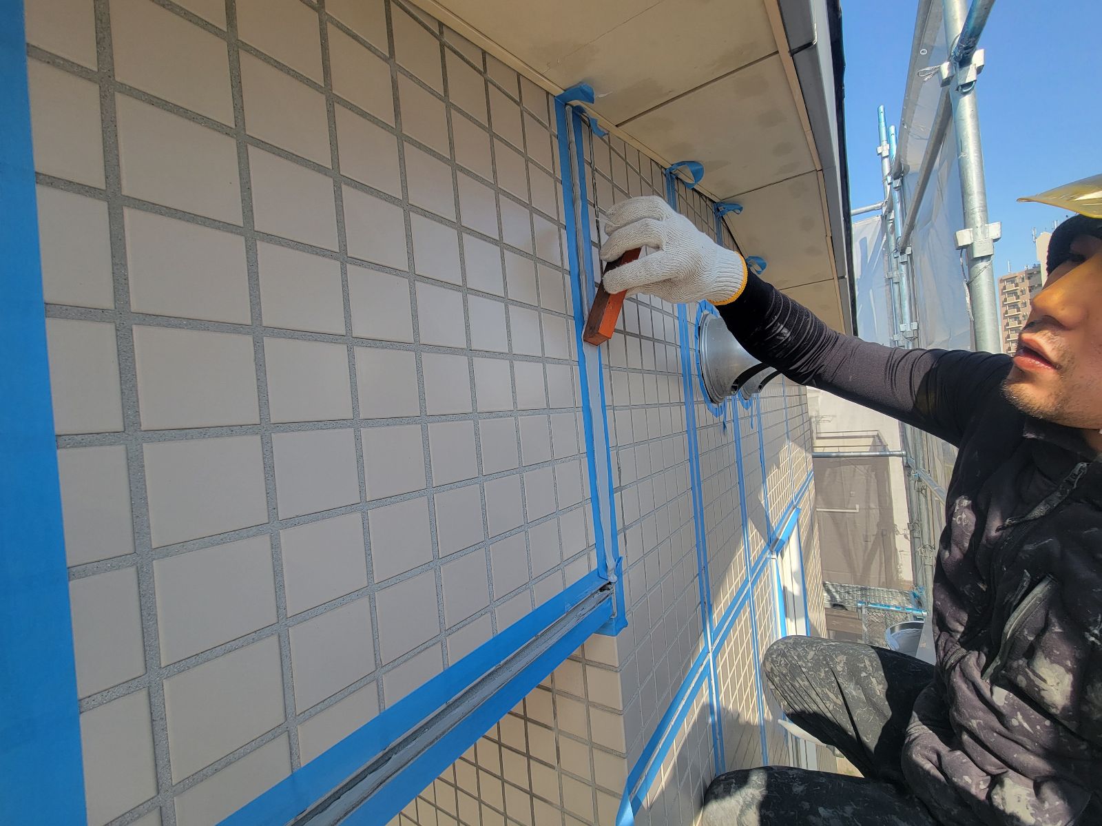 外壁タイルコーキング目地ならし作業