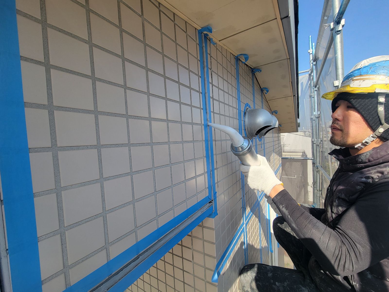 外壁タイルコーキング目地充填作業