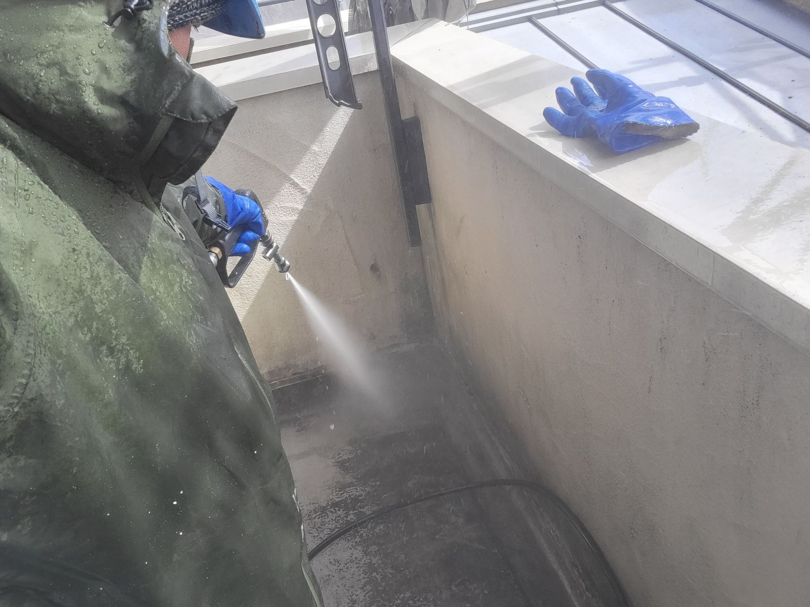 ベランダ床高圧洗浄作業