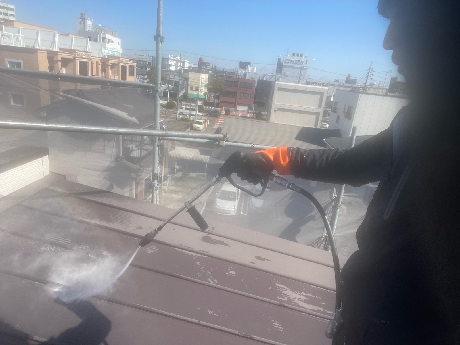 屋根高圧洗浄作業