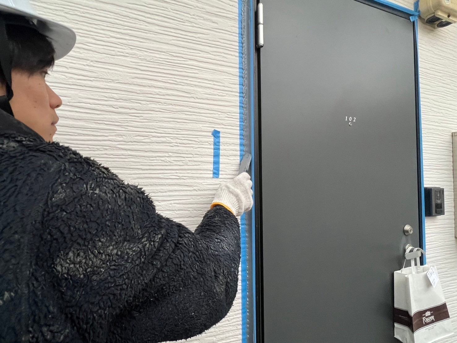 窓枠コーキングならし作業