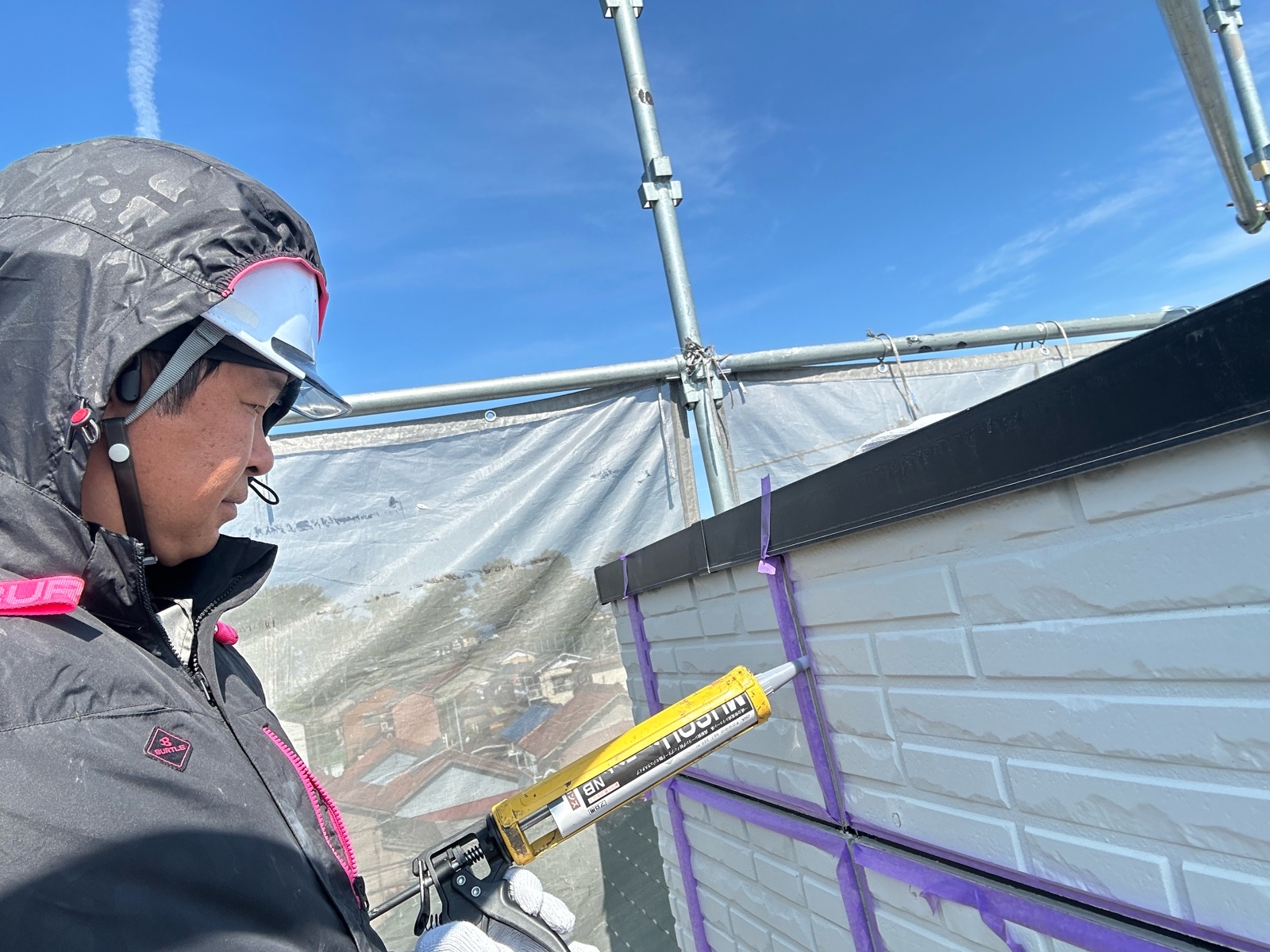 外壁コーキング目地充填作業