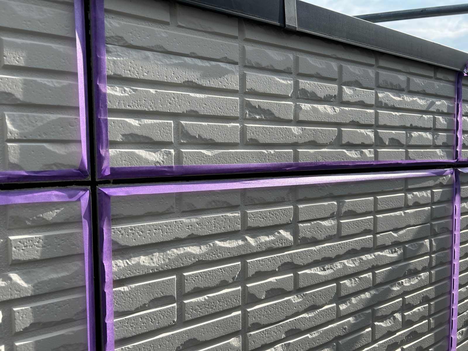 外壁コーキング目地養生作業