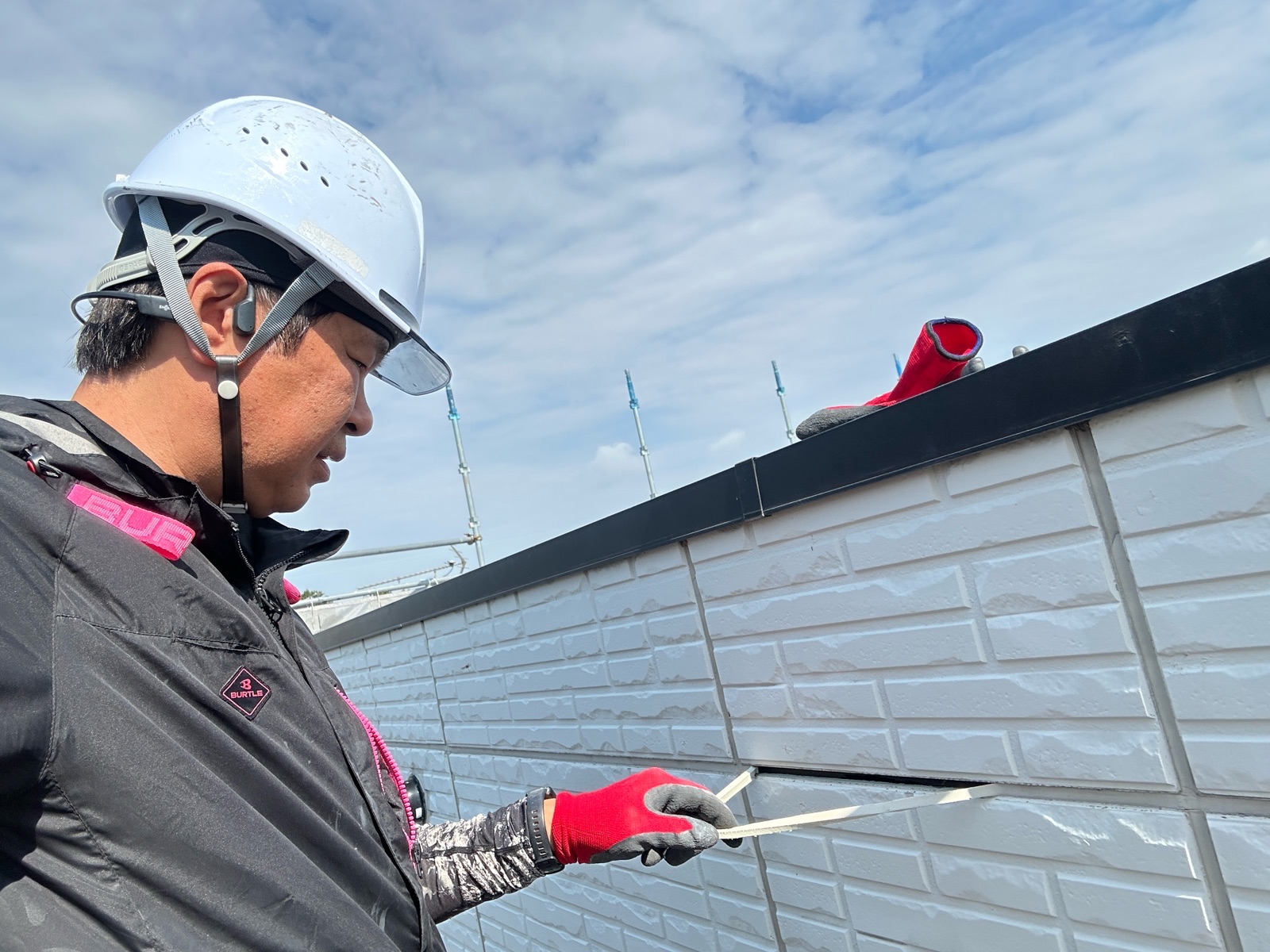 外壁旧コーキング材撤去作業