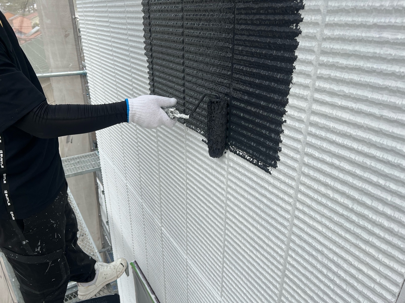 外壁中塗り塗装作業