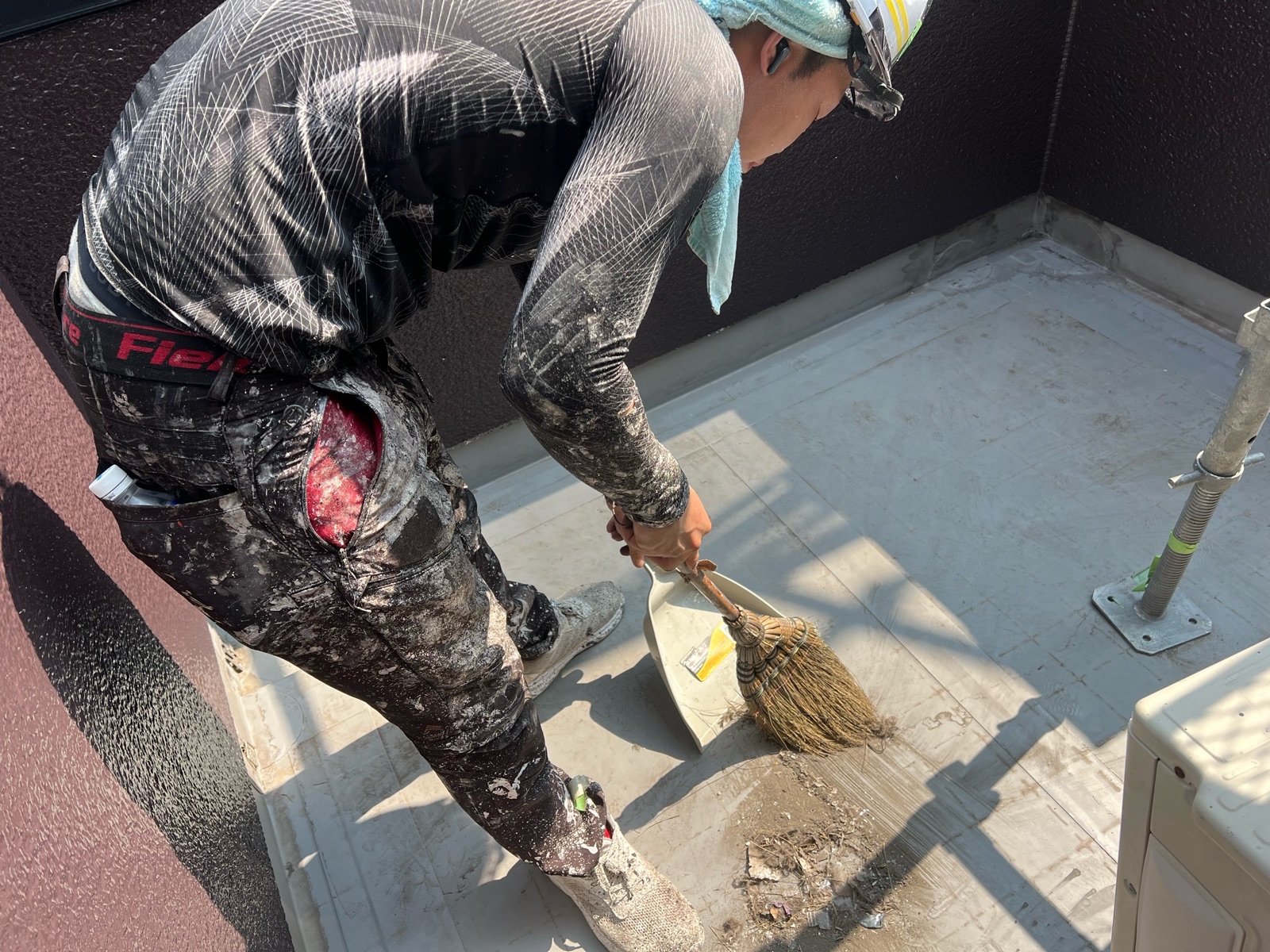 バルコニー床清掃作業