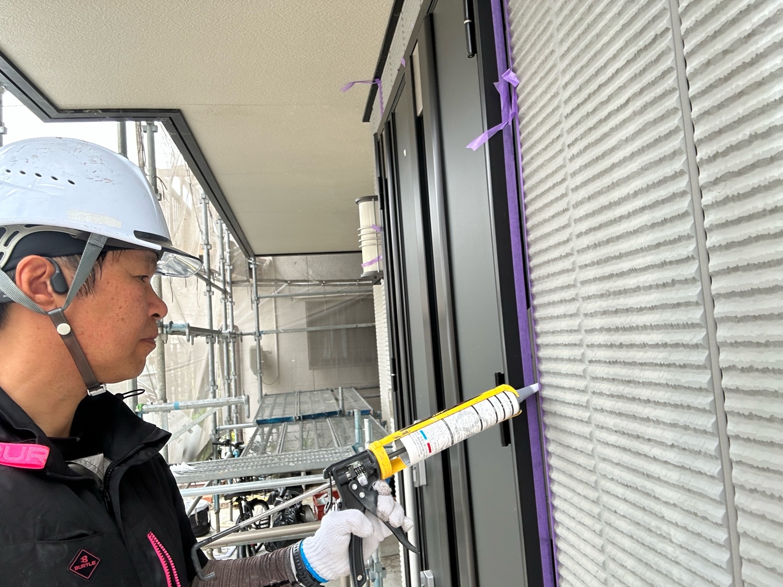 窓枠コーキング目地充填作業