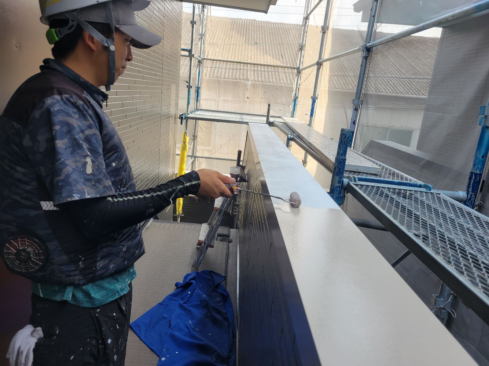 付帯物笠木板金中塗り塗装３