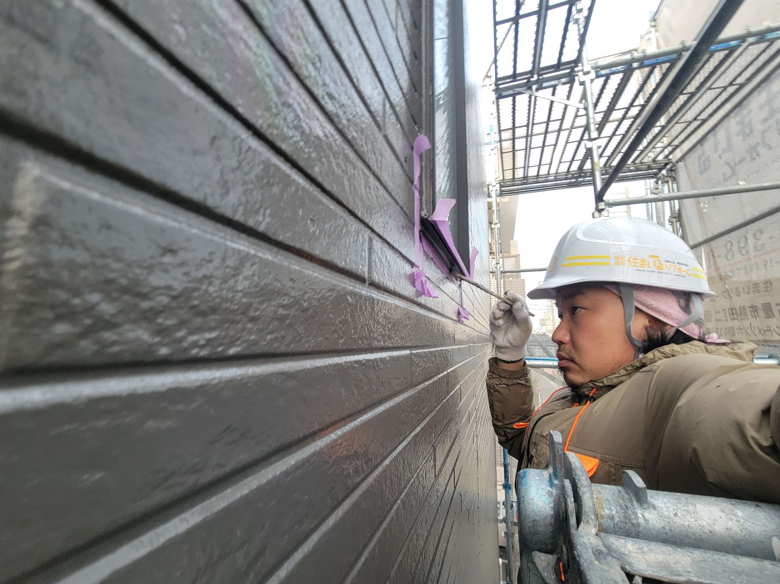 窓枠コーキング目地プライマー塗布作業