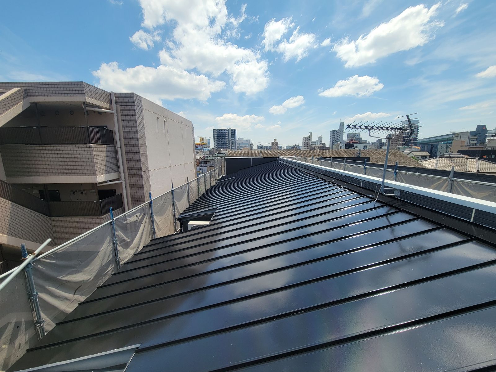 屋根中塗り塗装全体