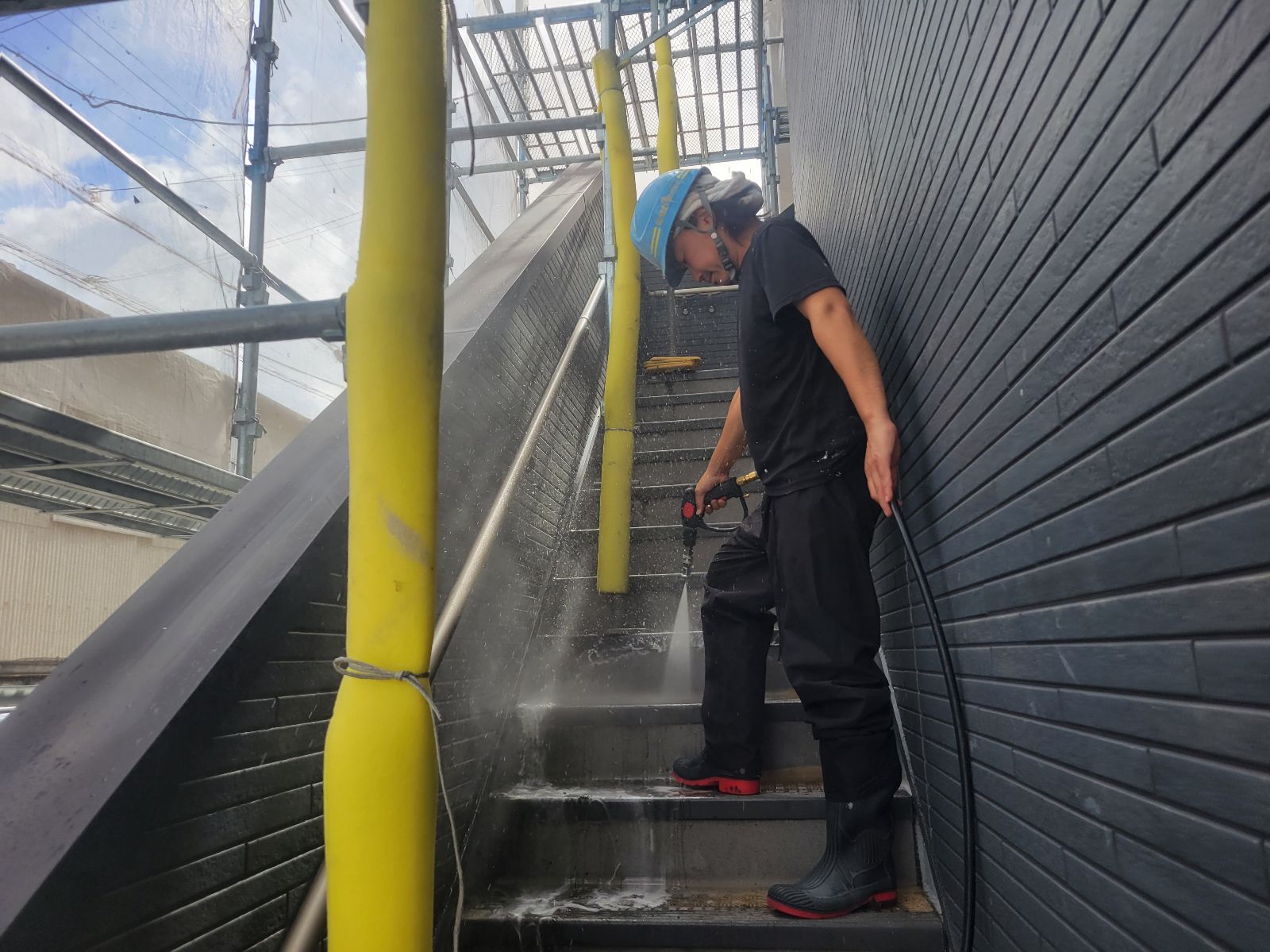 階段床高圧洗浄作業
