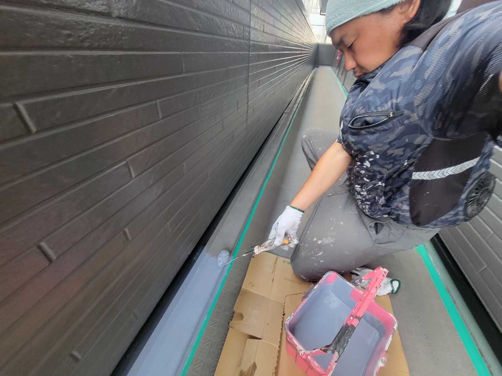 共用通路側溝ウレタン塗膜防水塗装1回目