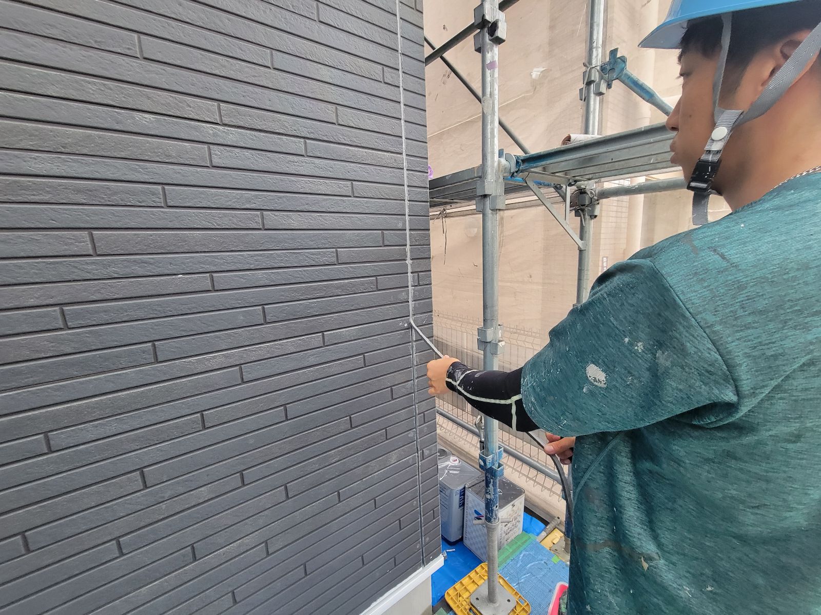 外壁旧コーキング材撤去作業