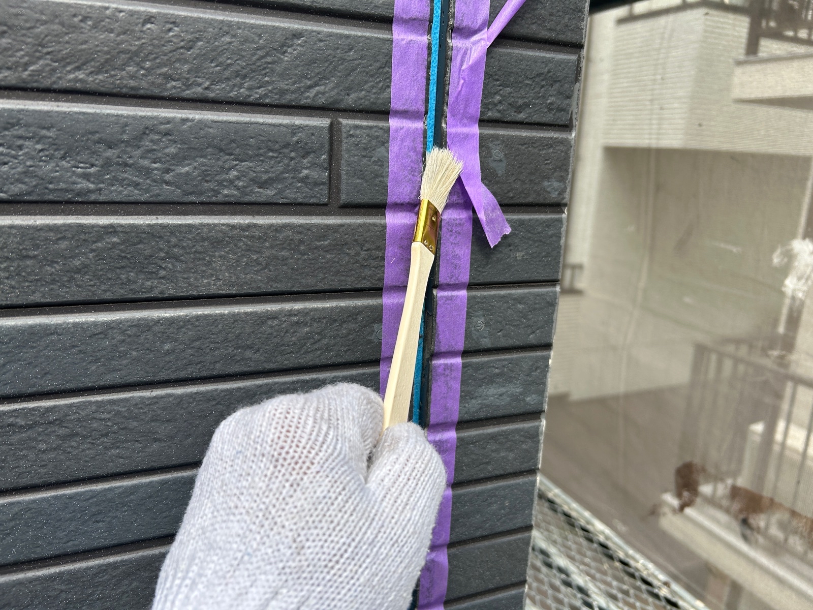 外壁コーキング目地プライマー塗布作業