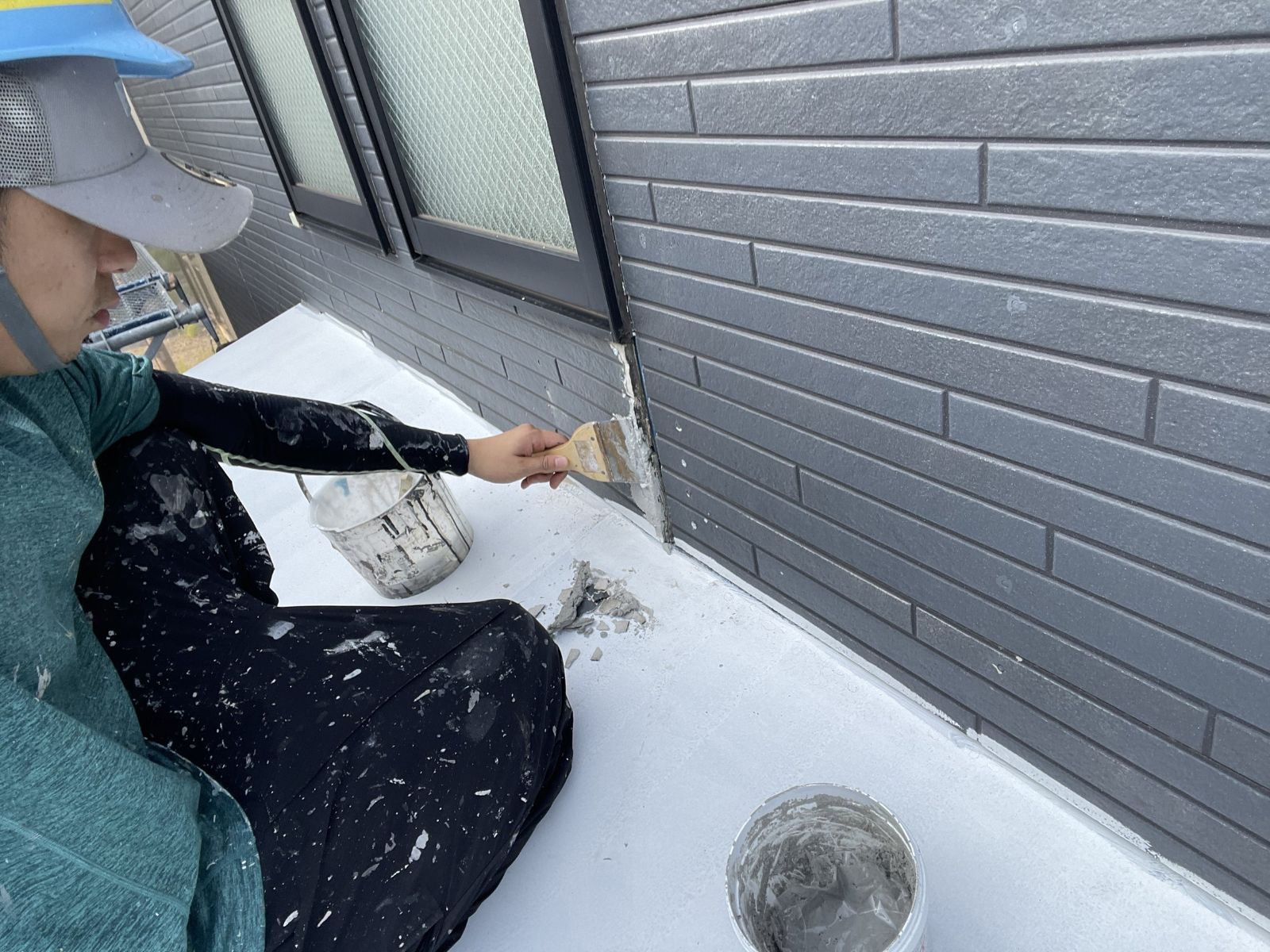 外壁破損個所パテ付け補修作業