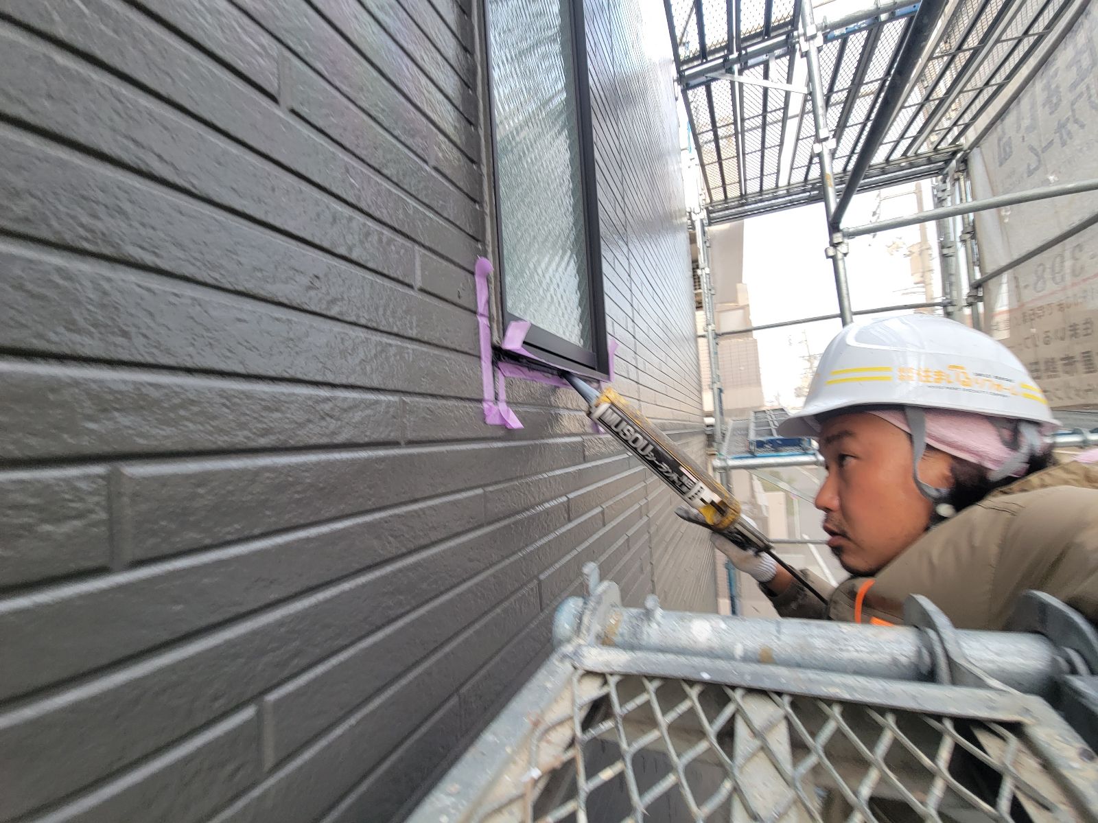 窓枠コーキング材充填作業