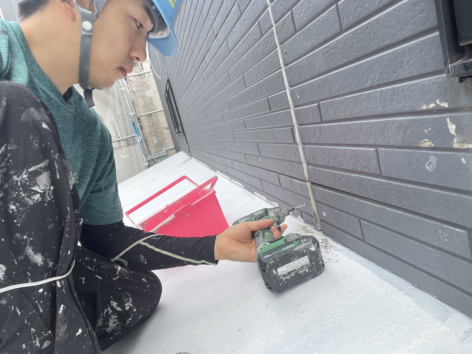 外壁浮き箇所ビス止め作業