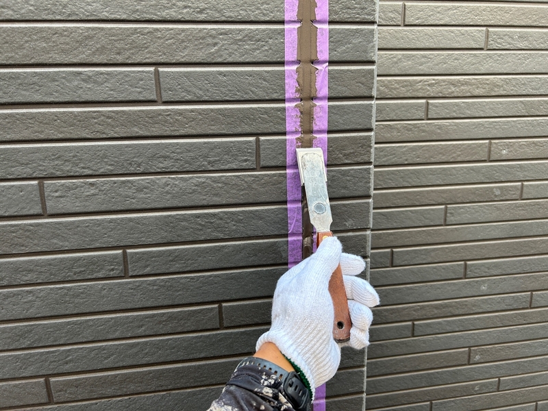外壁コーキング材ならし作業