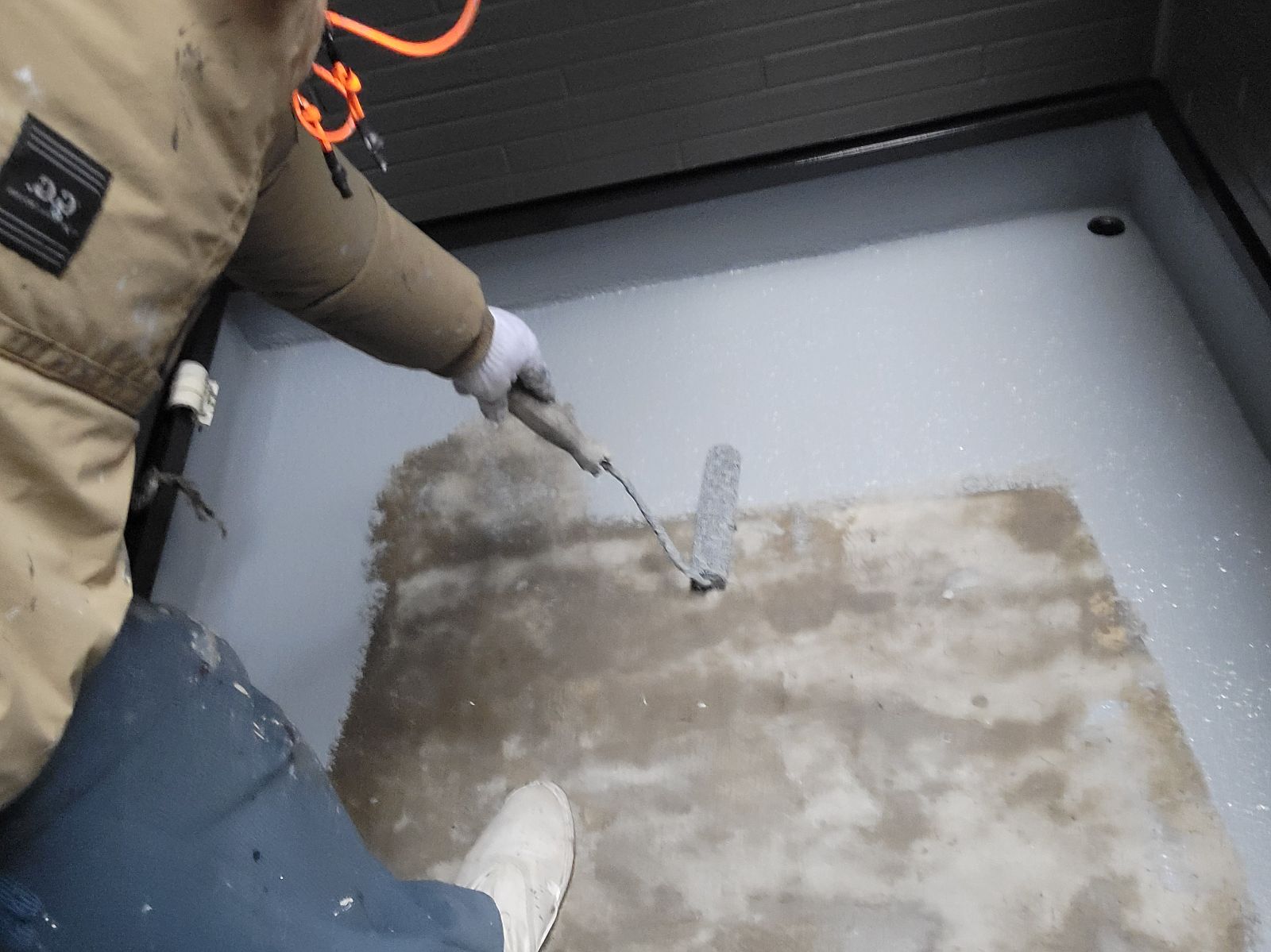 ベランダ床中塗り塗装