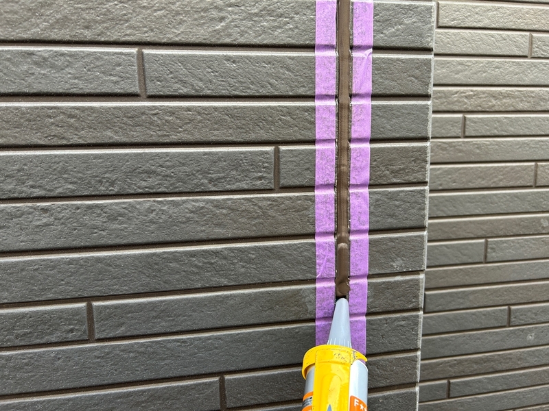 外壁コーキング目地充填作業