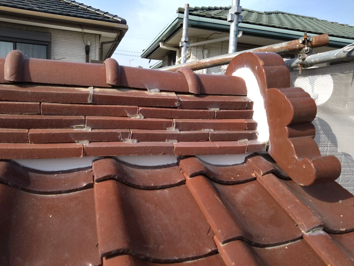 棟瓦の漆喰塗布