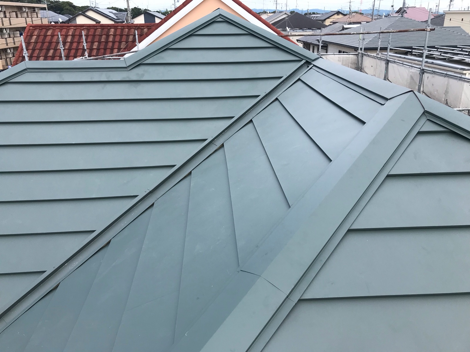 屋根材張り付け完了
