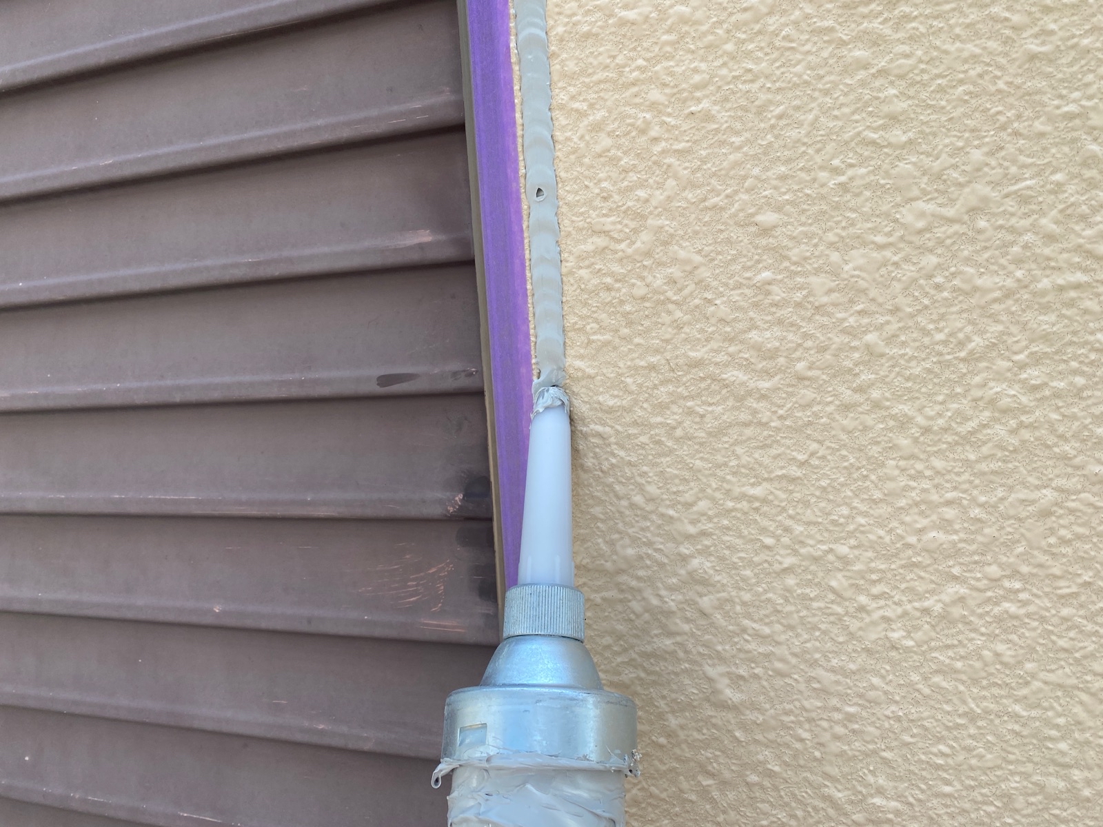 窓枠コーキング　打ち増し作業