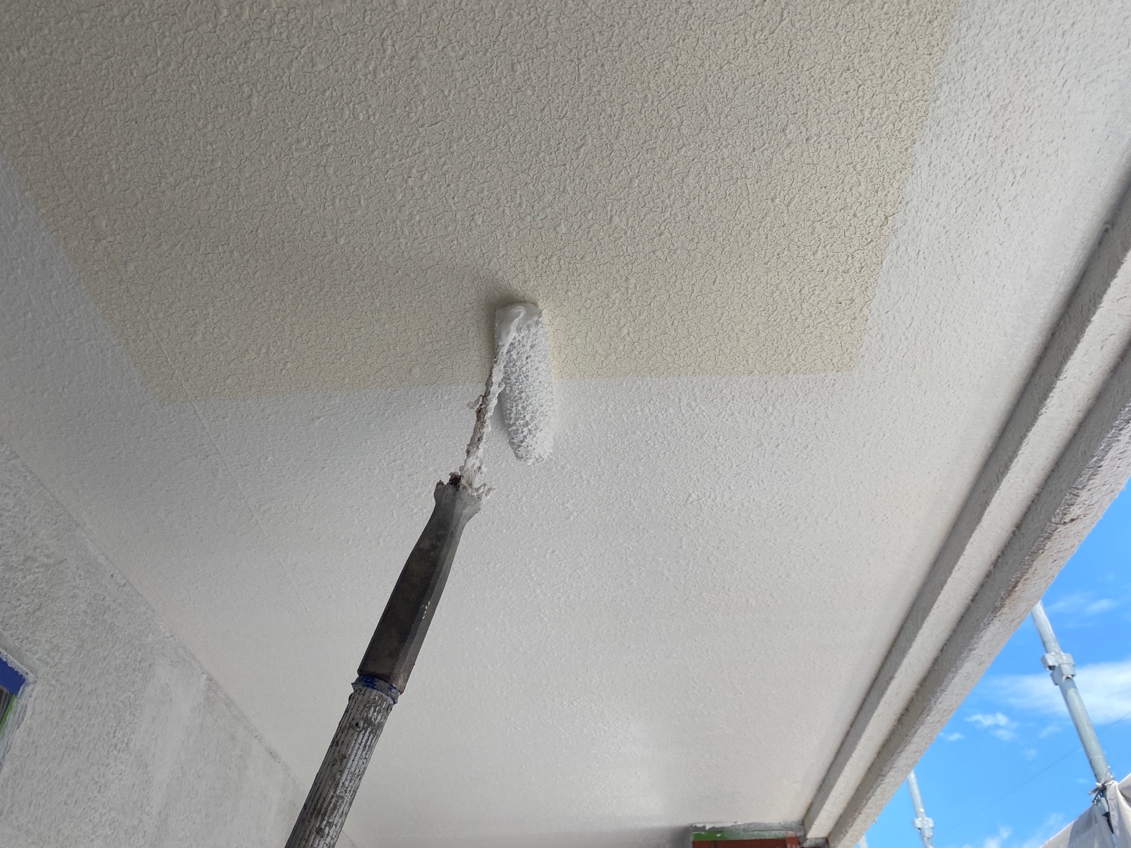 軒裏天井　塗装作業