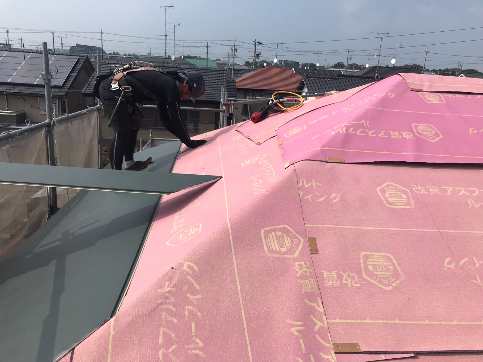 屋根材張り付け