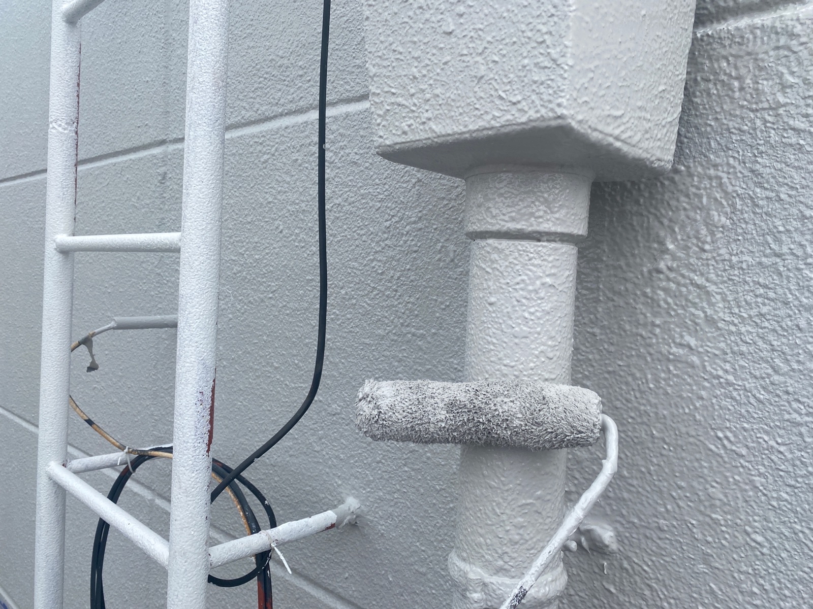 竪樋　塗装作業