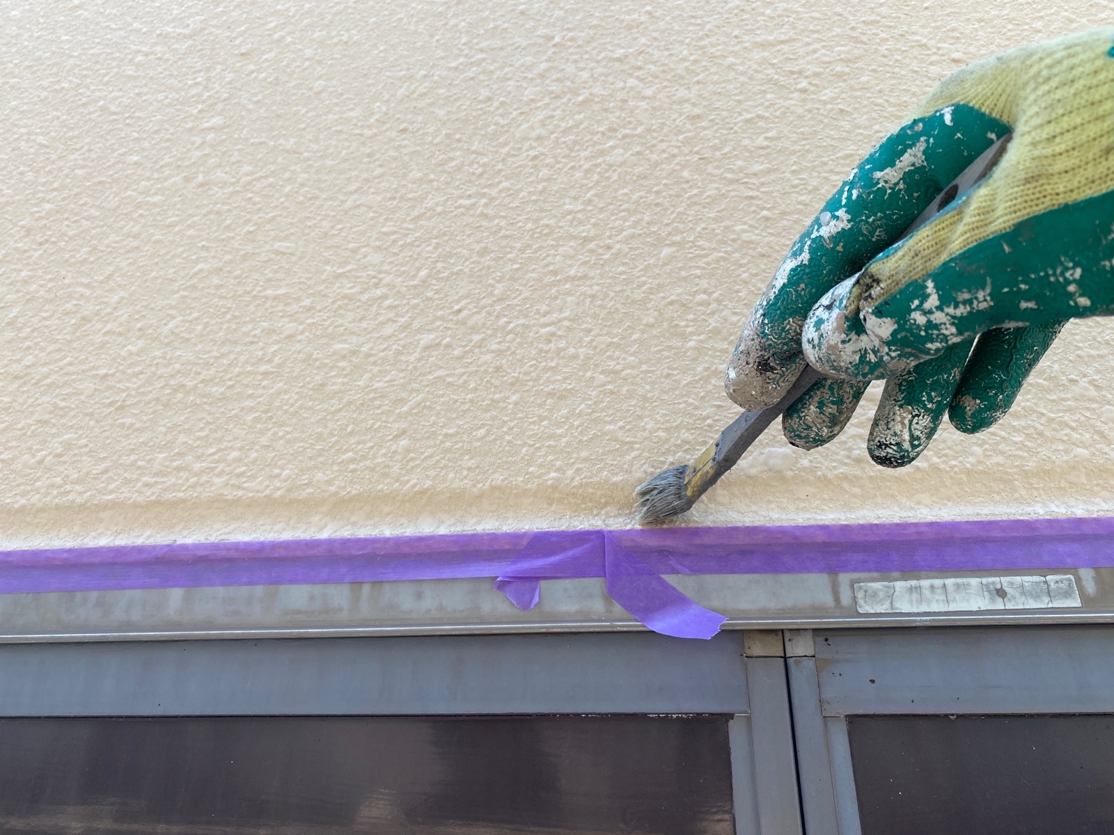 窓枠コーキング　プライマー塗布